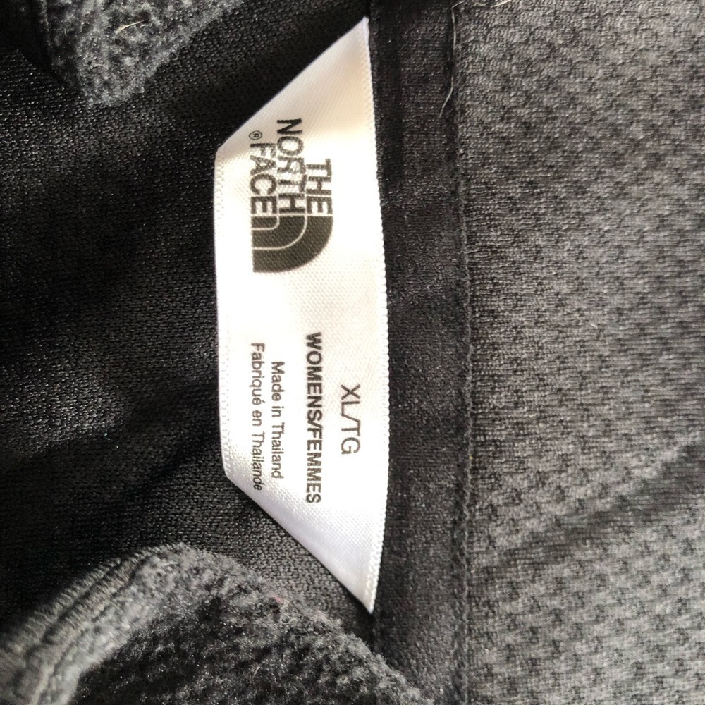 THE NORTH FACE Women’s Fleece Coat with logo at left chest. Zip arm pockets. XL - Picture 10 of 13